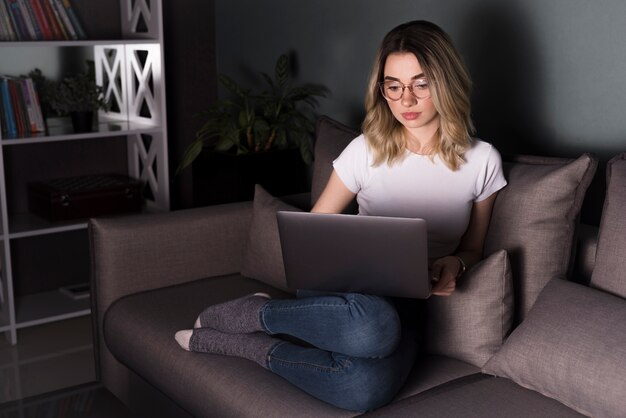 Belle femme assise sur un canapé