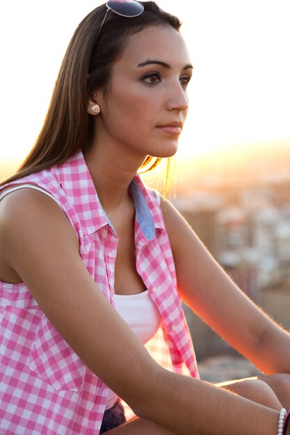 Belle femme assise sur le toit