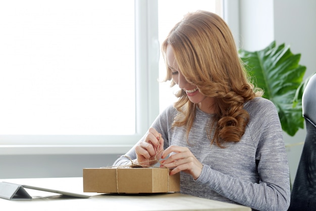 Belle femme au bureau