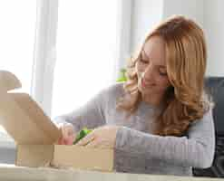 Photo gratuite belle femme au bureau