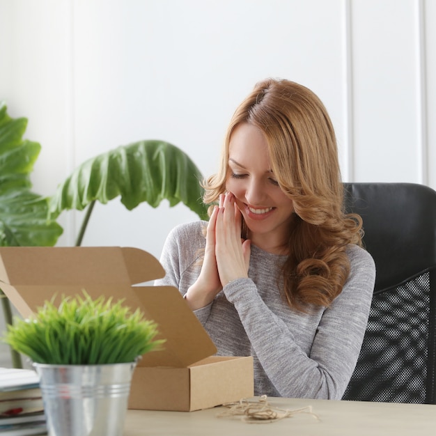 Belle femme au bureau