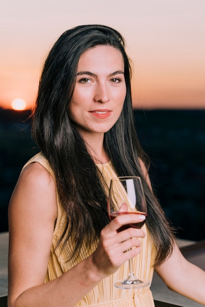 Belle Femme Au Portrait De Fête Sur Le Toit