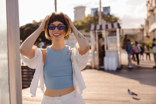 Belle femme au remblai en lunettes de soleil