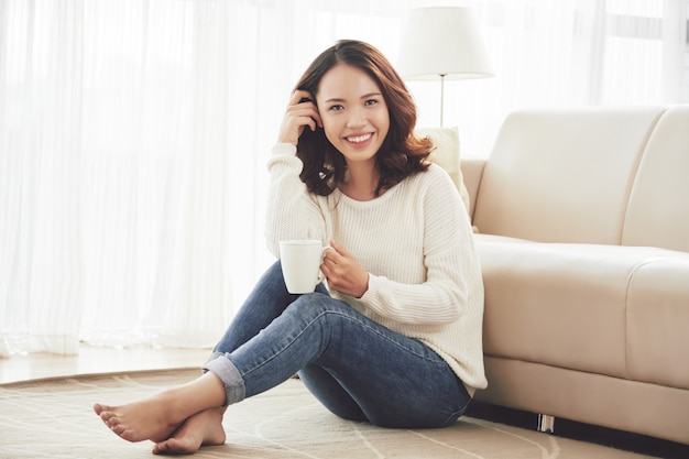 Belle femme au repos à la maison