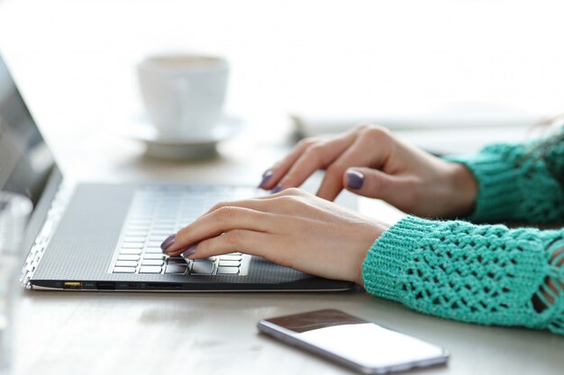 Belle femme au travail