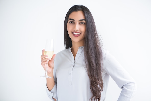 Belle femme aux cheveux longs indien avec verre de vin