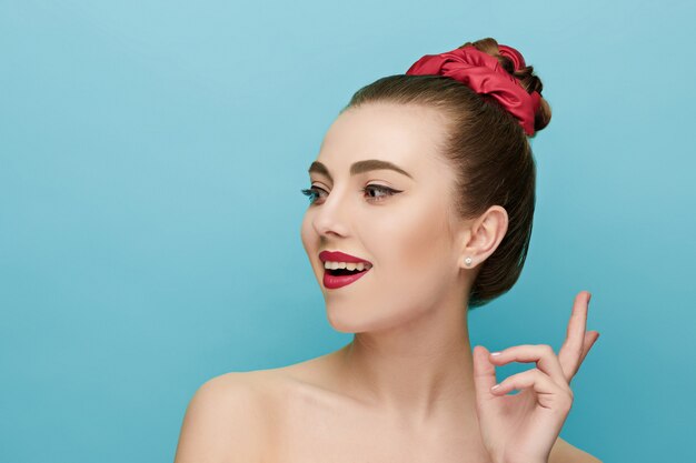 Belle femme aux lèvres rouges