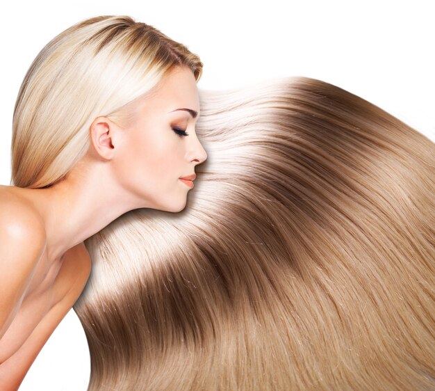 Belle femme aux longs cheveux blancs. Closeup portrait d'un mannequin sur un espace blanc