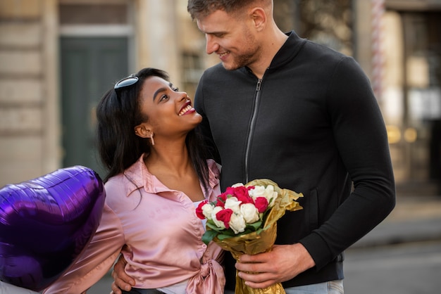 Belle femme ayant un rendez-vous avec son petit ami le jour de la Saint-Valentin