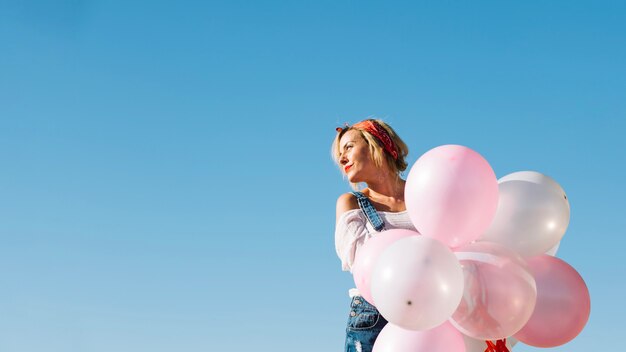 Belle femme avec des ballons