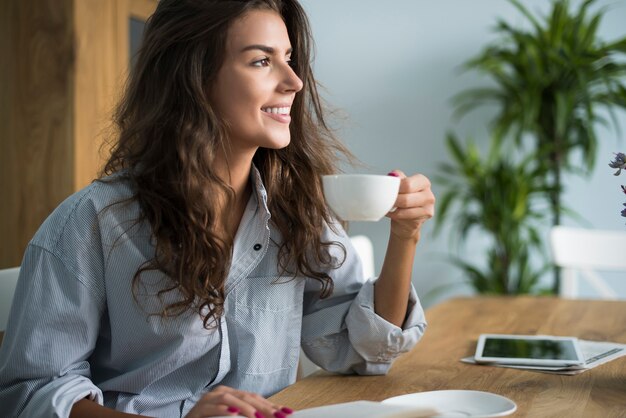 Belle femme et beau matin