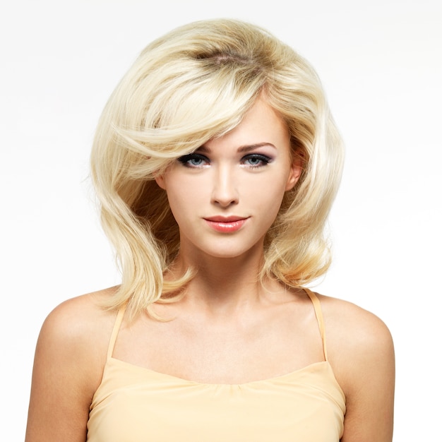 Photo gratuite belle femme blonde avec une coiffure de style isolée