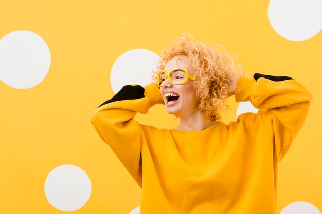 Belle femme blonde avec des lunettes jaunes