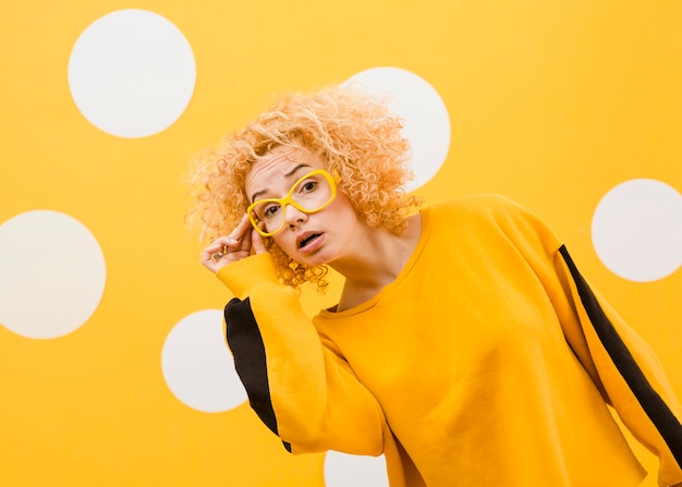 Photo gratuite belle femme blonde avec des lunettes jaunes