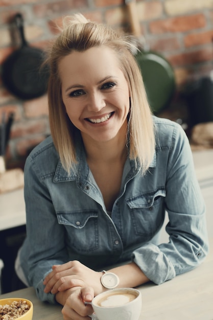 Belle femme blonde à la maison