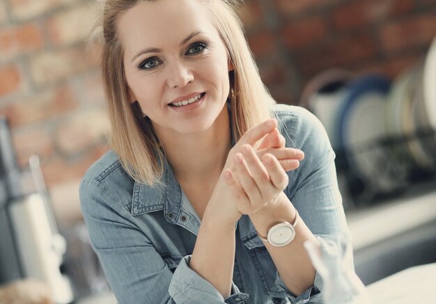 Belle femme blonde à la maison