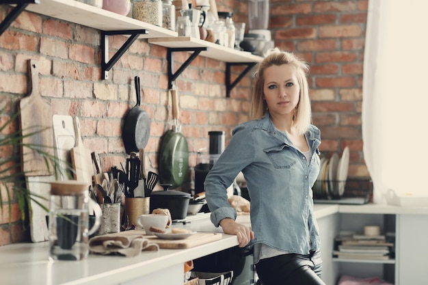 Belle femme blonde à la maison