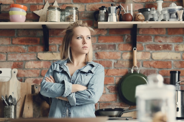 Belle femme blonde à la maison