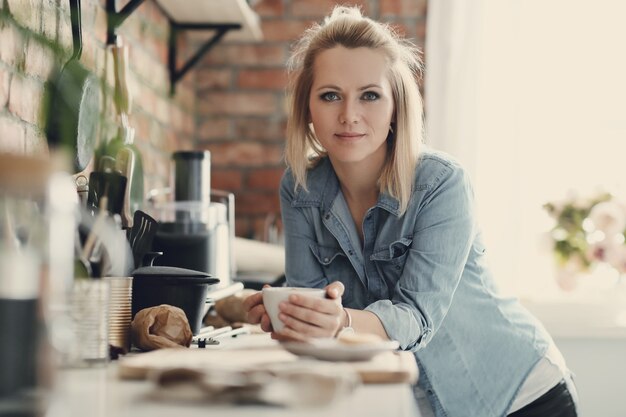 Belle femme blonde à la maison