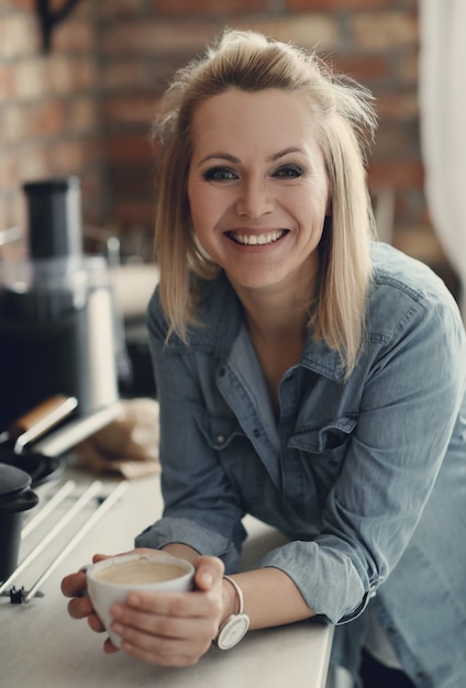 Belle femme blonde à la maison