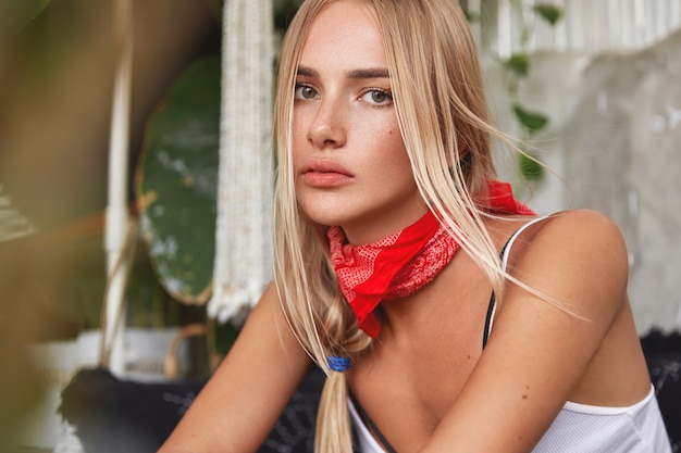 Photo gratuite belle femme blonde porte des vêtements décontractés avec une expression sérieuse et confiante