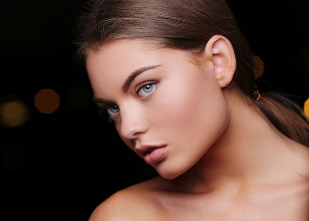 Belle femme avec des boucles et du maquillage