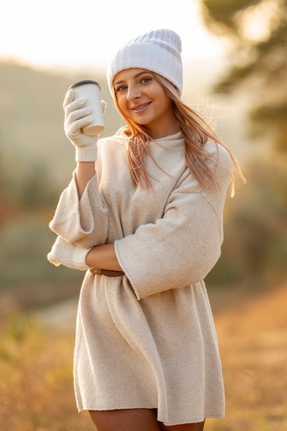 Photo gratuite belle femme brandissant une délicieuse tasse de café