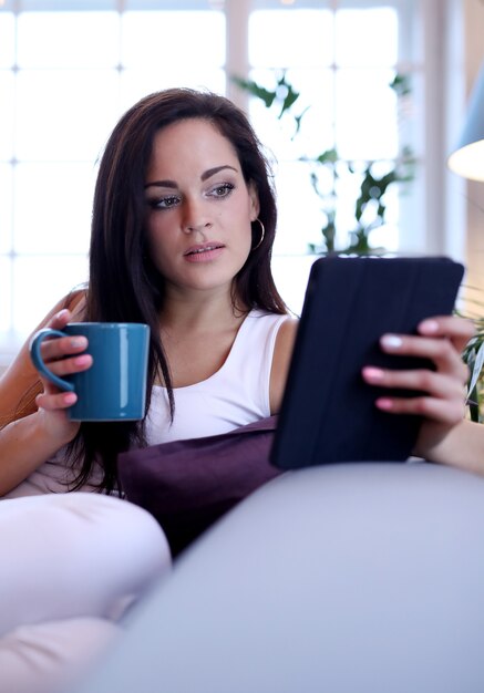 Belle femme sur le canapé