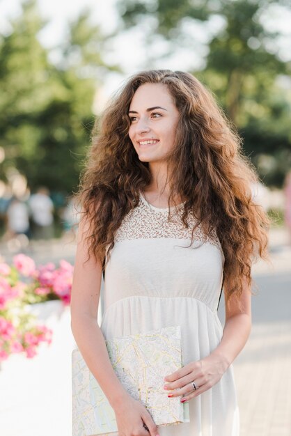 Belle femme avec carte à l&#39;extérieur