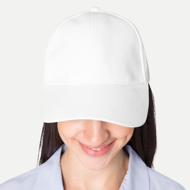 Photo gratuite belle femme en casquette de baseball, shoot studio de mode bandeau