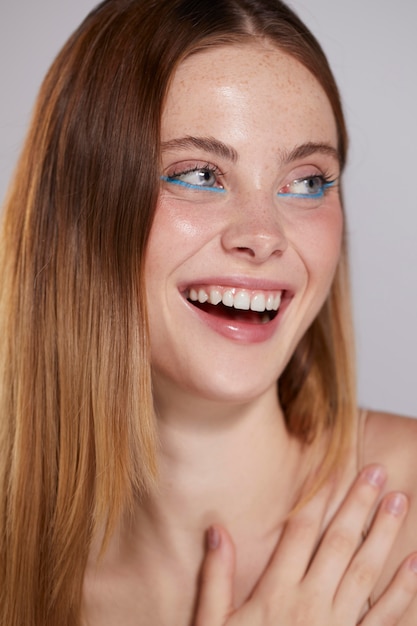 Belle femme caucasienne avec eye-liner bleu