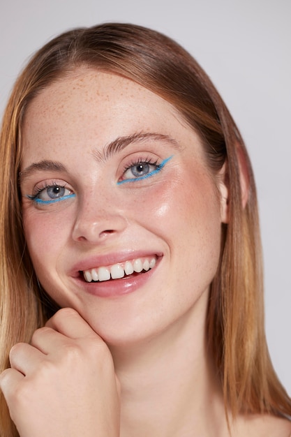 Belle femme caucasienne avec eye-liner bleu