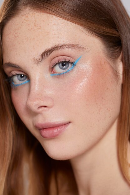 Belle femme caucasienne avec eye-liner bleu