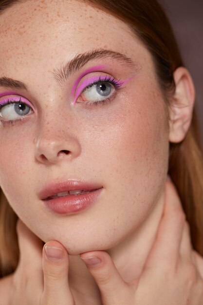 Belle femme caucasienne avec eye-liner rose