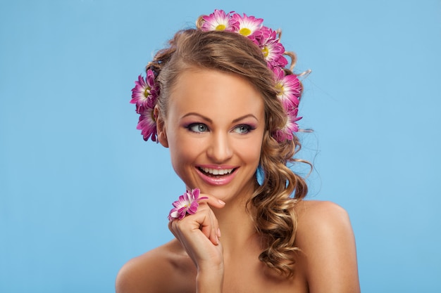 Belle femme caucasienne avec des fleurs dans les cheveux