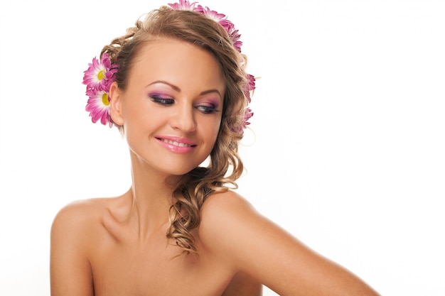 Belle femme caucasienne avec des fleurs dans les cheveux