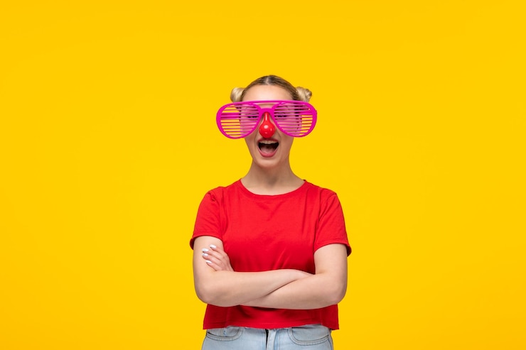 Photo gratuit belle femme caucasienne avec des lunettes de soleil drôles fond jaune fille de dessin animé