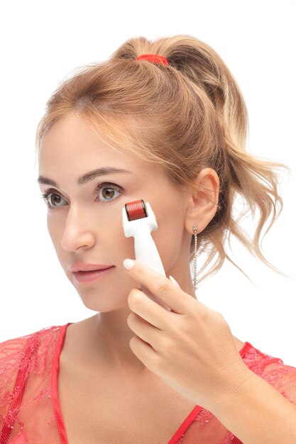 Belle femme caucasienne montre des exercices pour la fermeté du visage, photo isolée sur fond blanc