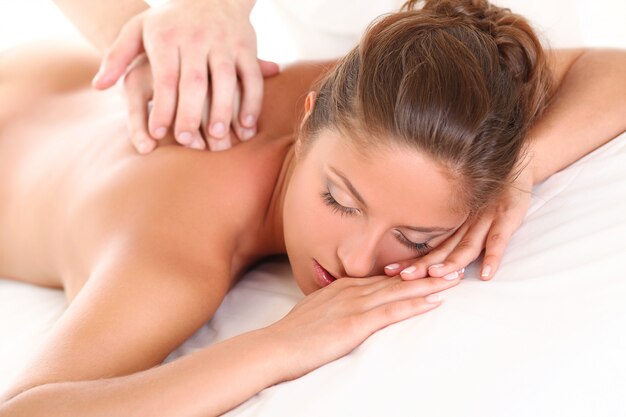 Belle femme caucasienne profiter de massage
