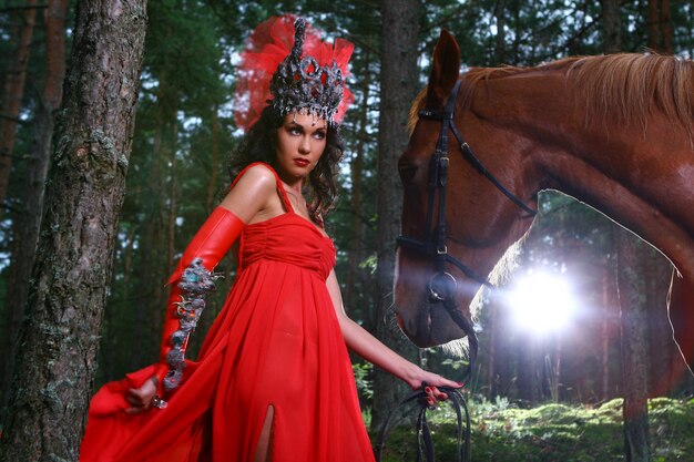 Belle femme avec cheval brun