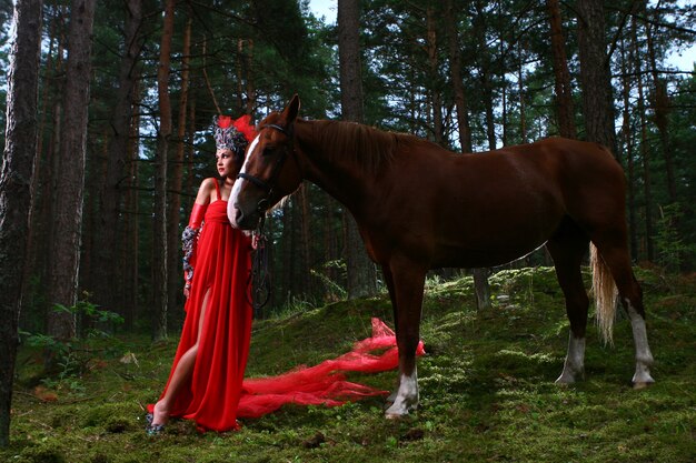 Belle femme avec cheval brun