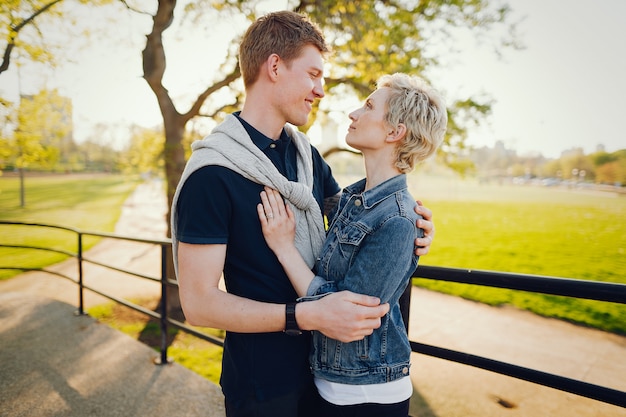 belle femme avec des cheveux courts, vêtu d&#39;une veste en jeans marchant avec son petit ami