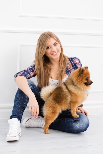 Belle femme avec chien