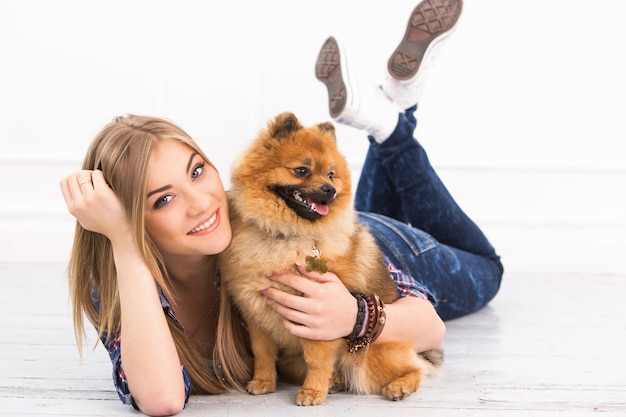 Photo gratuite belle femme avec chien