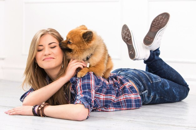 Belle femme avec chien