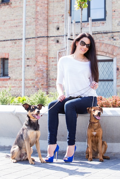 Belle femme avec des chiens