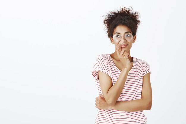 Belle femme avec une coiffure afro posant dans le studio