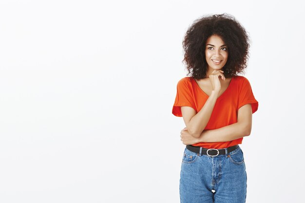 Belle femme avec une coiffure afro posant en studio