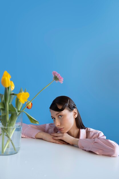 Photo gratuite belle femme avec une coiffure à la mode