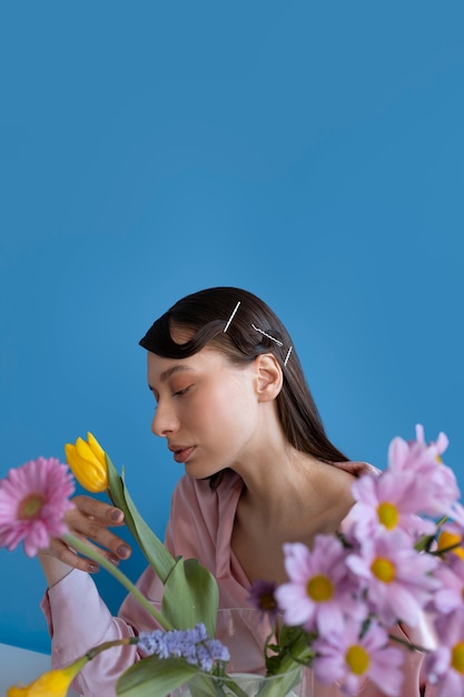 Photo gratuite belle femme avec une coiffure à la mode